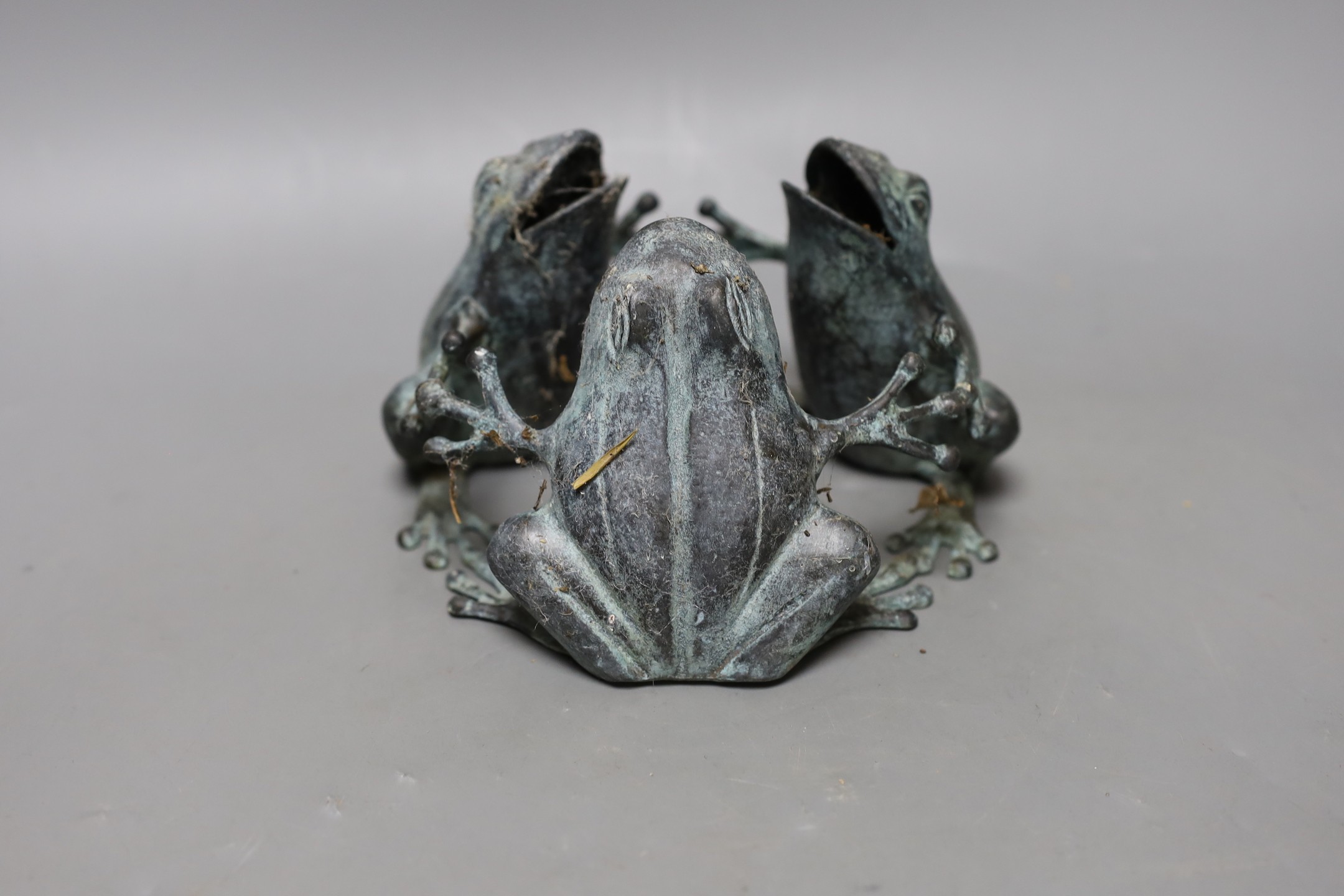 A bronze trio of frogs, 10cm tall